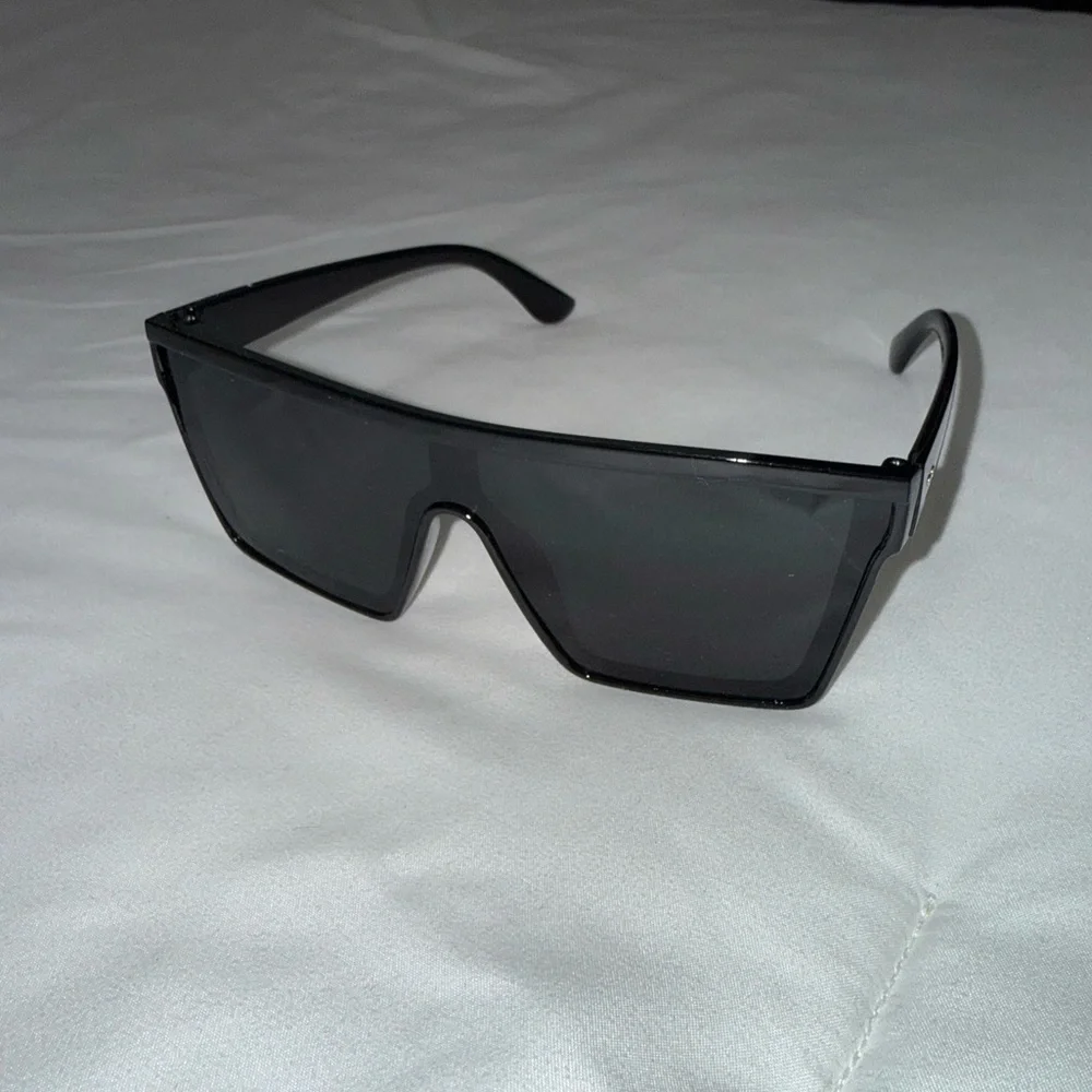 Black Rectangular Sunglasses - Picture 3 of 7